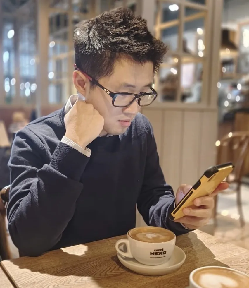 Lok Hei Justin Law at a caf&eacute;